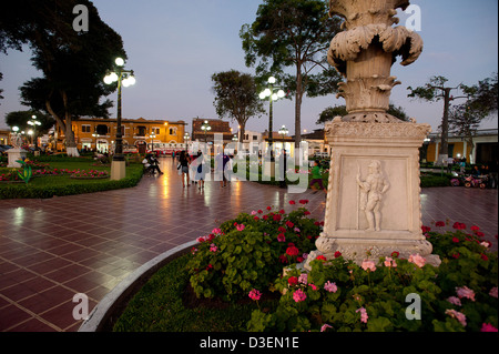 Pérou, Lima, Peru. Dimanche soir à Parque Municipal, la place principale de Barranco,. Banque D'Images