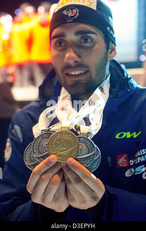 Martin Fourcade de France montre ses médailles après le relais hommes (4x7.5km) race aux Championnats du monde de biathlon à Nove Mesto, République tchèque gratuit, le vendredi, 16 février 2013. (CTK Photo/Lubos Pavlicek) Banque D'Images