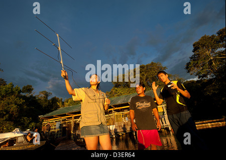 Pérou, Iquitos, Loreto, projet de lamantins. Membres du Centro de Rescate expliquant l'utilisation de la radio de Taita, Yaku Banque D'Images