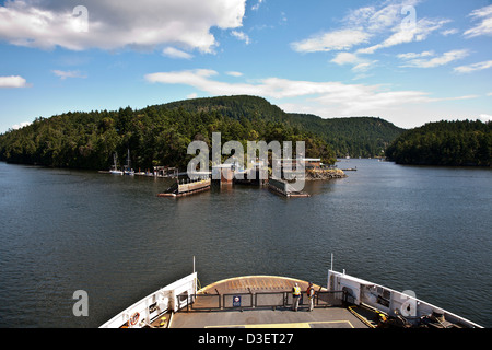 BC Ferry arrivant de l'île Saturna Port. Banque D'Images