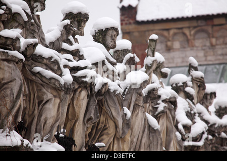 La neige sur les statues des 12 disciples à l'église des Saints Pierre et Paul à Cracovie, Pologne. Banque D'Images