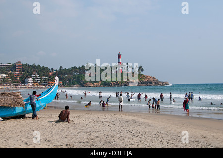 Plage de Kovalam Kerala Inde les gens de mer Indiens pharos phare d'eau Banque D'Images