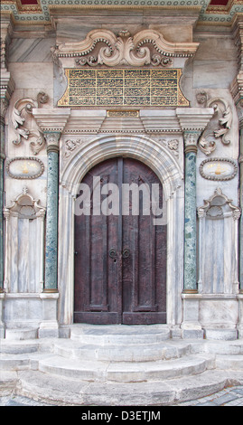 Portes en bois ornés d'dans une mosquée à Istanbul, Turquie. Banque D'Images