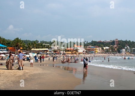 Plage de Kovalam Kerala Inde les gens de mer Indiens pharos phare d'eau Banque D'Images