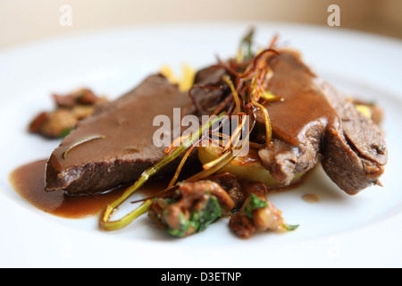 Steak de chevreuil est servi pour le déjeuner à Sierakow Manor House dans l'arrière-pays de Cracovie, Pologne. Banque D'Images