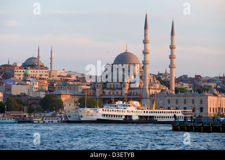 Coucher du soleil à la nouvelle mosquée (turc : Yeni Valide Camii) à Istanbul, Turquie, quartier historique d'Eminonu. Banque D'Images