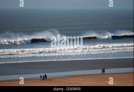 Rhossili Bay, dans le sud du Pays de Galles, Royaume-Uni. 18 février 2013. Pulvérisation spectaculaires battant vers le haut de la plage de surf à Rhossili sur la péninsule de Gower, dans le sud du Pays de Galles cet après-midi. Credit : Phil Rees/Alamy Live News Banque D'Images