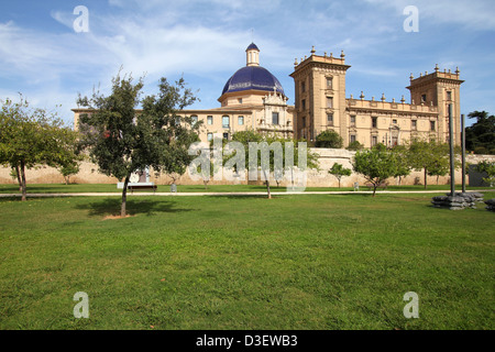 Valence, Espagne. Célèbres jardins du Turia, réalisés dans le parc ancien lit de la rivière. En arrière-plan : Musée des beaux-arts. Banque D'Images