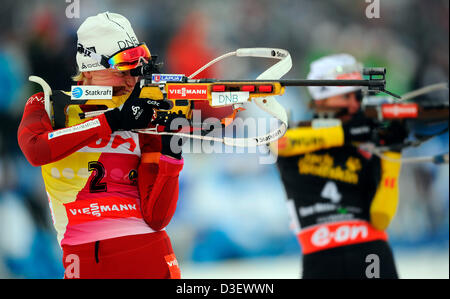 Tora Berger (NI, à gauche) et Andrea Henkel (GER) au cours de la femme 12,5 km départ groupé race aux Championnats du monde de biathlon à Nove Mesto, République tchèque gratuit, Sunay, Février 17, 2013. (CTK Photo/Lubos Pavlicek) Banque D'Images