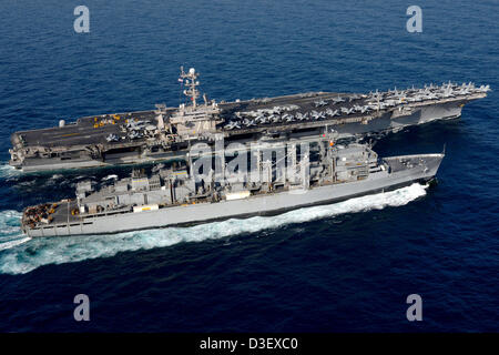 Vue aérienne du porte-avions USS John C. Stennis le long du transport maritime militaire rapide Commande de navire de combat l'USNS Bridge au cours d'un ravitaillement en mer 16 février 2013, en patrouille dans la mer d'Oman. Banque D'Images