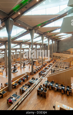 Intérieur de salle de lecture principale de Bibliotheca Alexandrina (Bibliothèque d'Alexandrie, Egypte) Banque D'Images