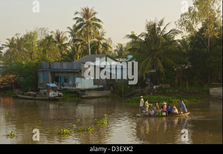 Goup de personnes traversant la rivière. Delta, Vietnam Banque D'Images