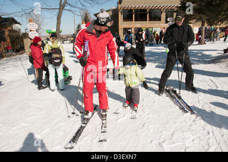 Première leçon de ski d'un trois ans de Montréal qui est venu avec ses parents pour sa première leçon de ski La station de ski Saint Bruno station ouverte depuis 1965 a eu 500 000 étudiants diplômés de son école de ski. Banque D'Images