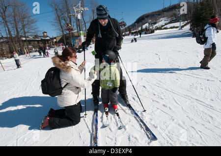 Première leçon de ski d'un trois ans de Montréal qui est venu avec ses parents pour sa première leçon de ski La station de ski Saint Bruno station ouverte depuis 1965 a eu 500 000 étudiants diplômés de son école de ski. Banque D'Images