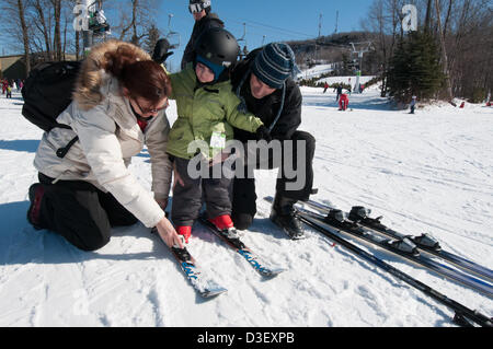 Première leçon de ski d'un trois ans de Montréal qui est venu avec ses parents pour sa première leçon de ski La station de ski Saint Bruno station ouverte depuis 1965 a eu 500 000 étudiants diplômés de son école de ski. Banque D'Images