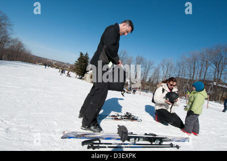 Première leçon de ski d'un trois ans de Montréal qui est venu avec ses parents pour sa première leçon de ski La station de ski Saint Bruno station ouverte depuis 1965 a eu 500 000 étudiants diplômés de son école de ski. Banque D'Images