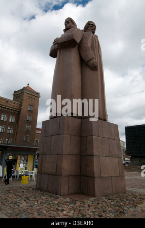 Un monument soviétique de la Latvian Riflemen rouge sur Rātsaukums ( Place de l'Hôtel de Ville) dans la vieille ville de Riga, Riga,Lettonie,États Baltes Banque D'Images