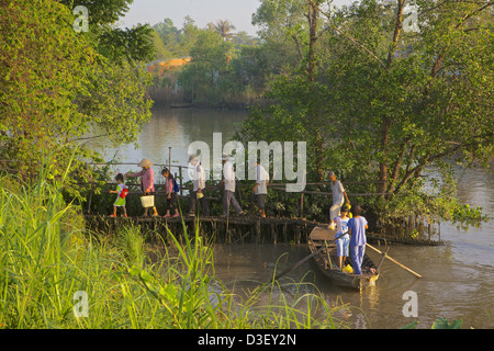 Goup de personnes traversant la rivière. Delta, Vietnam Banque D'Images