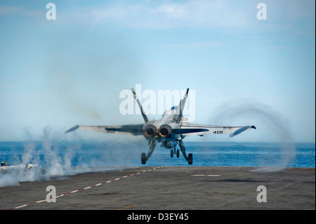 US Navy F/A-18C Hornet décolle de l'US Navy super classe Nimitz USS Carl Vinson envol en cours 17 février 2013 dans l'océan Pacifique. Banque D'Images