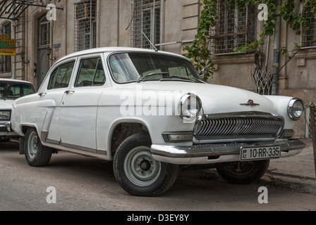 Vieille voiture soviétique à Bakou Azerbaïdjan street Banque D'Images