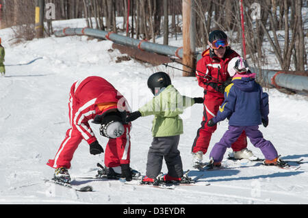 Première leçon de ski des enfants de Montréal qui est venu avec ses parents pour sa première leçon de ski La station de ski Saint Bruno station ouverte depuis 1965 a eu 500 000 étudiants diplômés de son école de ski. Banque D'Images