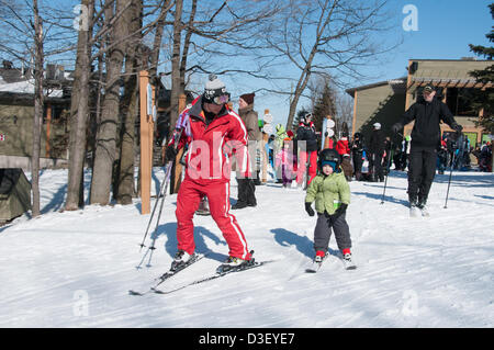 Première leçon de ski d'un trois ans de Montréal qui est venu avec ses parents pour sa première leçon de ski La station de ski Saint Bruno station ouverte depuis 1965 a eu 500 000 étudiants diplômés de son école de ski. Cette station est située sur la rive sud à 30 minutes de Montréal Banque D'Images