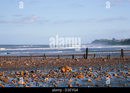 Whitby Abbey et comme vu de la plage à Sandsend, North Yorkshire, Angleterre Banque D'Images
