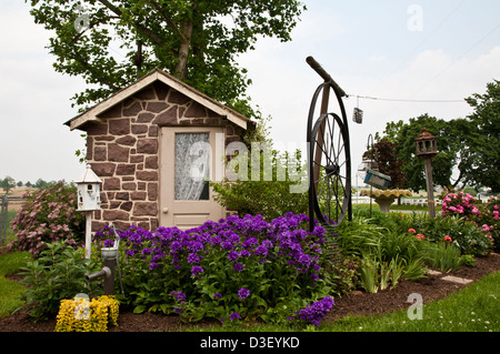 Une maison de source amish et des fleurs violettes colorées dans le comté de Lancaster, Pennsylvanie, États-Unis, Amérique, abri de stockage de jardin, hangars, abri de potage Pa images Banque D'Images