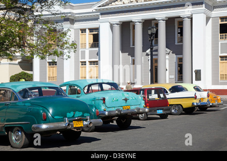 Ancien années 50 vintage voitures américaines / réservoir Yank garée en face de l'hôtel de ville de Cienfuegos, Cuba, Caraïbes Banque D'Images