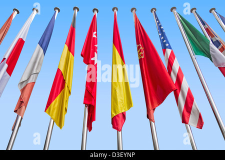 Drapeaux internationaux dans une rangée contre un ciel bleu. Clipping path Banque D'Images