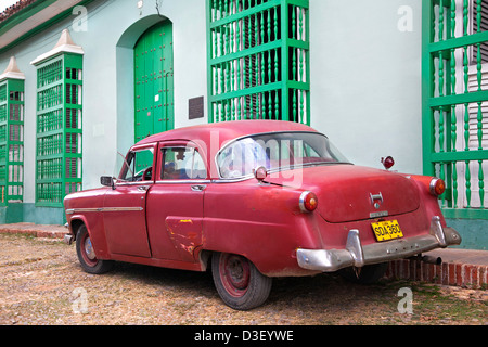 Maisons de couleur pastel avec barrotes et vieux années 50 vintage voiture américaine / réservoir Yank à Trinidad, Cuba, Caraïbes Banque D'Images