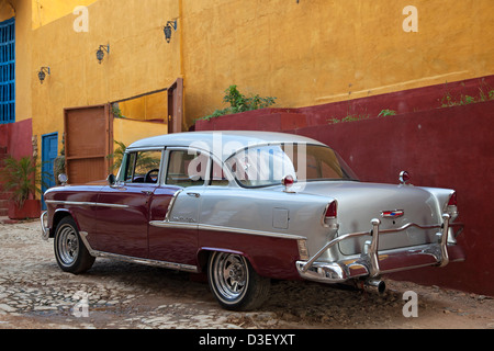 De couleur pastel house et old American Vintage 1950 Chevrolet Bel Air / voiture réservoir Yank à Trinidad, Cuba, Caraïbes Banque D'Images