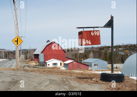 Boîte aux lettres en bois fait à la main sur une ferme dans les Cantons de l'Est, province de Québec, Canada. Banque D'Images