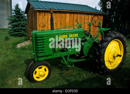 Gros plan sur un tracteur ancien John Deere, modèle H, dans le comté de Chautauqua, New York, États-Unis, Machines d'équipement agricole pour tracteurs anciens, FS 12,43 MB, vert Banque D'Images