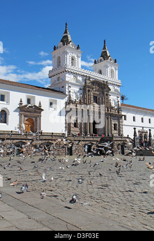 Façade de l'église et couvent de San Francisco de Quito, en Équateur, la verticale Banque D'Images