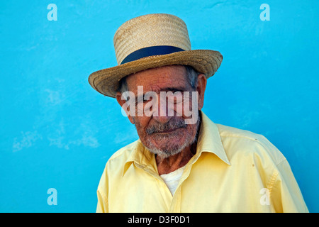 Portrait d'ancien homme cubain devant un mur de couleur pastel dans les rues de Trinidad, Cuba Banque D'Images