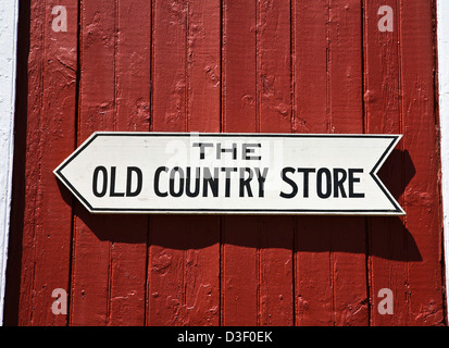 L'ancien panneau directionnel du magasin de campagne sur un vieux mur rouge de grange dans le comté de Lancaster, Pennsylvanie, signe, USA, Pa images Banque D'Images