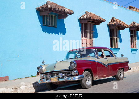 Chambre aux couleurs pastel et vieux années 50 vintage voiture américaine / réservoir Yank à Trinidad, Cuba, Caraïbes Banque D'Images