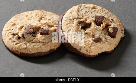 Deux morceaux de chocolat & noisette biscuits trempés Banque D'Images