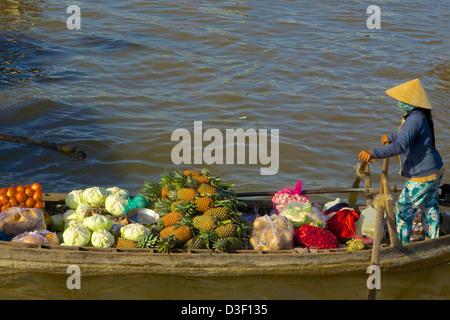 Femme vendant sur le marché flottant, Delta du Mékong, Vietnam Banque D'Images