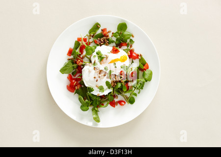 Œufs pochés cresson petit-déjeuner salade de tomates Banque D'Images