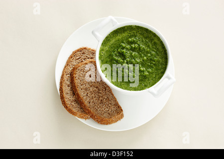 Soupe aux épinards haricots mungo le pain brun Banque D'Images