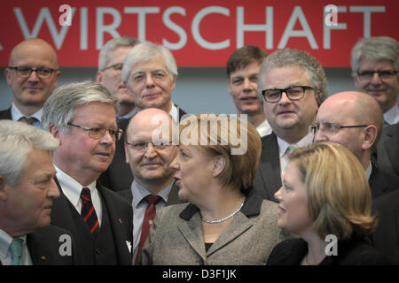La chancelière allemande Angela Merkel pose avec des représentants d'affaires au cours de la réception annuelle tenue par la Rhénanie-Palatinat Business Association à Rheingoldhalle à Mainz, Allemagne, 18 février 2013. Photo : FREDRIK VON ERICHSEN Banque D'Images