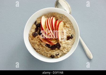 Porridge d'avoine lait de riz à la cannelle raisins pomme rouge Banque D'Images