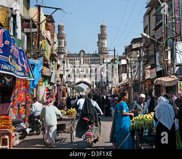 La mosquée Charminar 1591 Hyderabad Andhra Pradesh Inde rive est de Musi nord se trouve le Laad Bazaar Banque D'Images