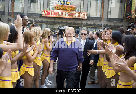 30 octobre 2006 - Hollywood, Californie, USA - propriétaire des Lakers Jerry Buss meurt à 80..FILE PHOTO. Propriétaire des Lakers Jerry Buss arrive sur le Hollywood Walk of Fame le lundi 30 octobre 2006. Bus est honoré avec le 2,323ème étoile sur le Hollywood Walk of Fame pour sa contribution à l'aide à construire le premier ticket réseau..ARMANDO ARORIZO/PI. (Crédit Image : © Armando Arorizo ZUMAPRESS.com)/Prensa Internacional/ Banque D'Images