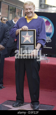 30 octobre 2006 - Hollywood, Californie, USA - propriétaire des Lakers Jerry Buss meurt à 80..FILE PHOTO..Jerry Buss de Los Angeles Lakers équipe professionnelle de basket-ball est titulaire d'une plaque qu'il pose après son étoile a été dévoilée sur le Hollywood Walk of Fame Le 30 octobre 2006 à Hollywood, Californie. .ARMANDO ARORIZO/PI. (Crédit Image : © Armando Arorizo ZUMAPRESS.com)/Prensa Internacional/ Banque D'Images