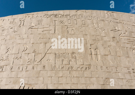 Close-up de granit gris façade sculptée avec différents scripts, Bibliotheca Alexandrina (Bibliothèque d'Alexandrie, Egypte) Banque D'Images