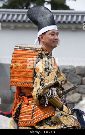 Samurai Warrior à cheval portant des armures traditionnelles à Odawara Hojo Godai Matsuri festival tenu au château d'Odawara au Japon Banque D'Images