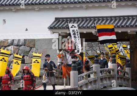 Samurai Warriors portant des armures traditionnelles crossing moat bridge à Akaganemon Gate au cours de Odawara Hojo Godai Matsuri festival. Banque D'Images